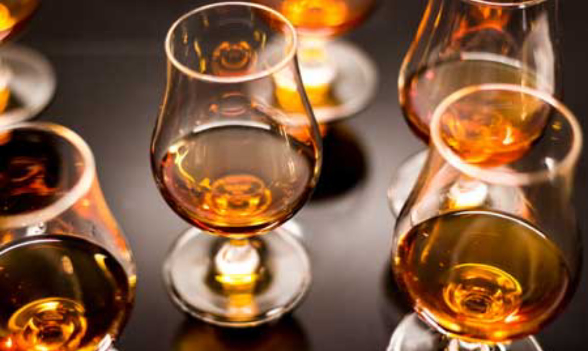 assets/images/activities/online-2-std-onlinewhiskytasting-fuer-kenner-von-zuhause/whisky-tasting-zu-hause-buchen-1150x686x90.jpg