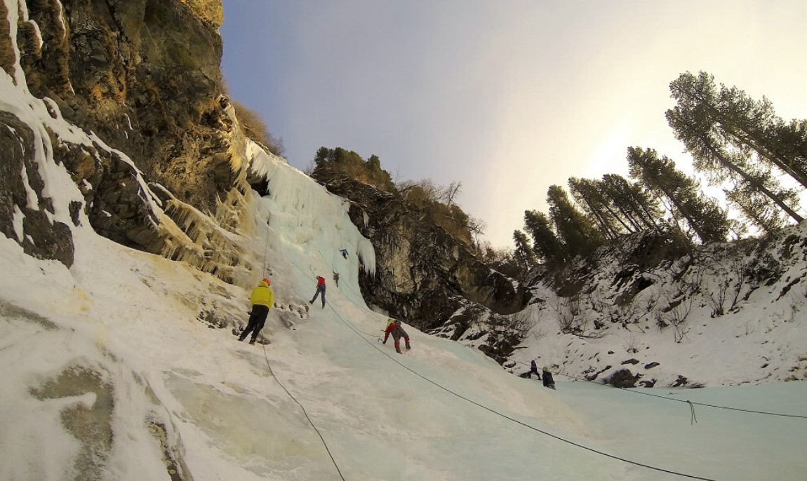 assets/images/activities/pitztal-tirol-1-tag-eiskletterkurs-fuer-einsteiger/eiskletterkurs-eisklettern-fuer-einsteiger~9-1150x686x90.jpg
