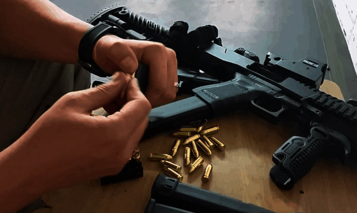 assets/images/activities/rosenheim-schiesstraining-pistole-glock-19-9mm-luger/1280_0000_KPOS%20Magazin%20Laden-1150x686x90.jpg