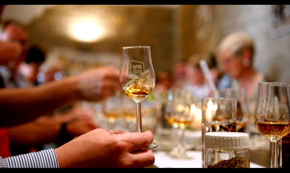 assets/images/activities/scharfenstein-3-std-whisky-tasting-inkl-fuehrung-durch-die-whiskywelt/Tasting%20(2)-1150x686x90.jpg