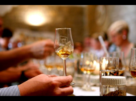 assets/images/activities/scharfenstein-3-std-whisky-tasting-inkl-fuehrung-durch-die-whiskywelt/Tasting%20(2)-270x200x90.jpg