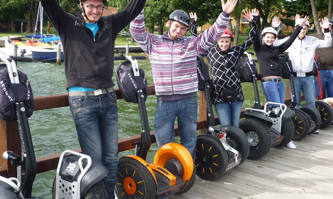 assets/images/activities/segway-tour-bad-saarow/1280_0003_6%20Ga%CC%88ste%20Steg%20Wendisch%20Rietz%20Arme%20hoch-1150x686x90.jpg