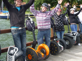 assets/images/activities/segway-tour-bad-saarow/1280_0003_6%20Ga%CC%88ste%20Steg%20Wendisch%20Rietz%20Arme%20hoch-270x200x90.jpg