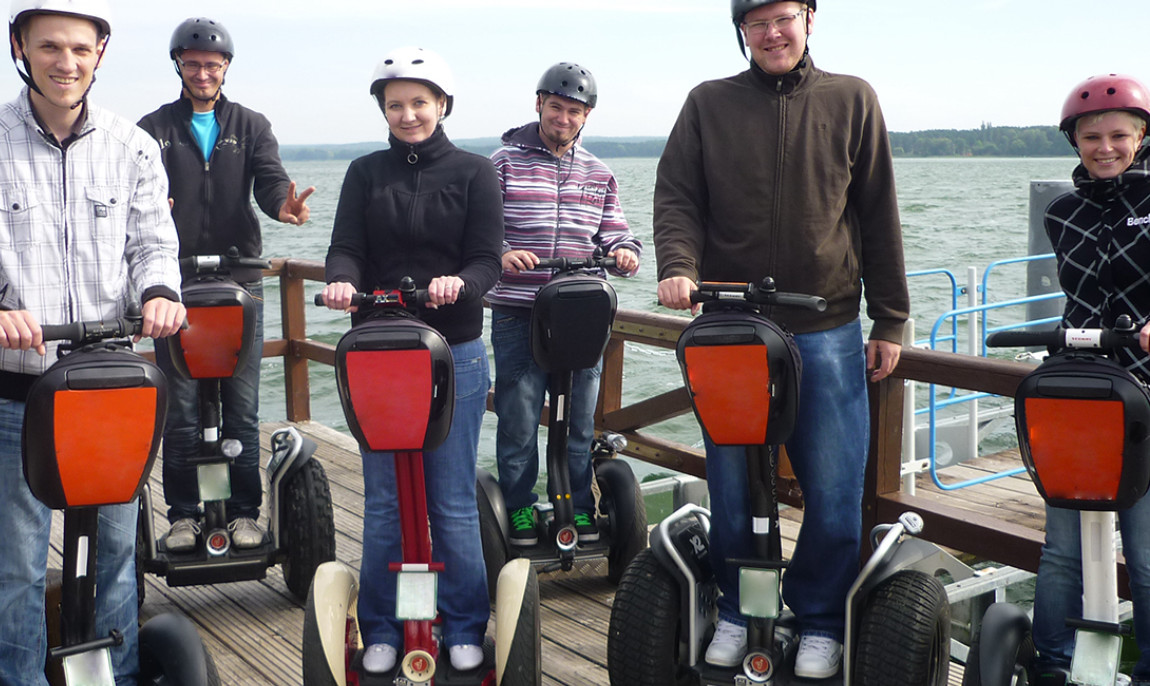 assets/images/activities/segway-tour-bad-saarow/1280_0005_6%20Ga%CC%88ste%20auf%20Steg%20Wendisch%20Rietz-1150x686x90.jpg