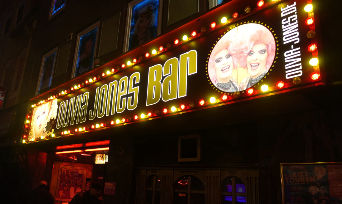 assets/images/activities/st-pauli-stadtfuehrung-der-drag-queen-olivia-auf-der-spur/OliviaJonesBar-1150x686x90.jpg