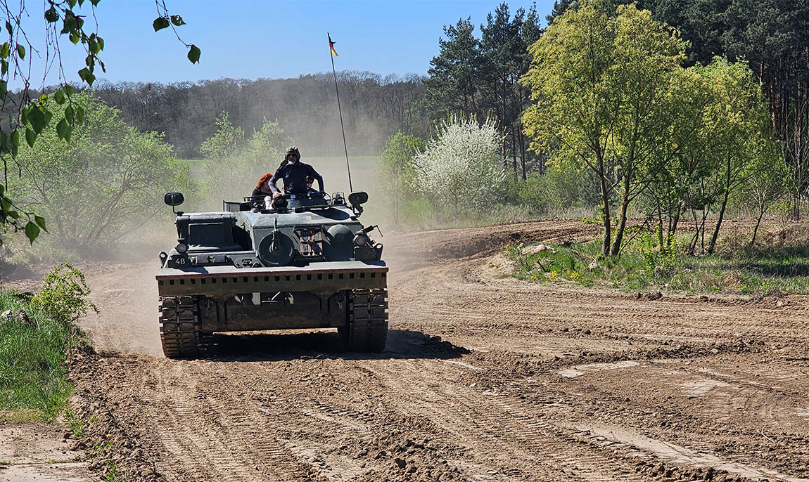 assets/images/activities/steinhoefel-leopard-1-bergepanzer/pan-wer-3-1150x686x90.jpg