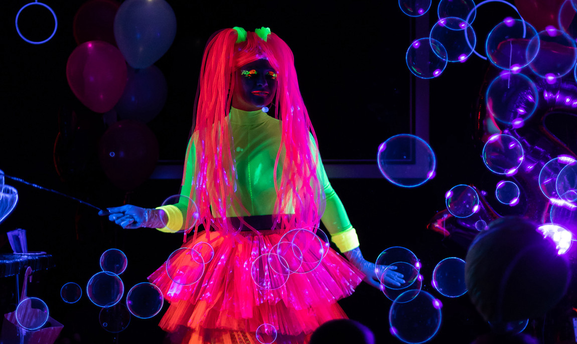 assets/images/activities/sundern-30-min-neonseifenblasenshow-bei-ihnen-zu-hause/Hodunova-1-1150x686x90.jpg