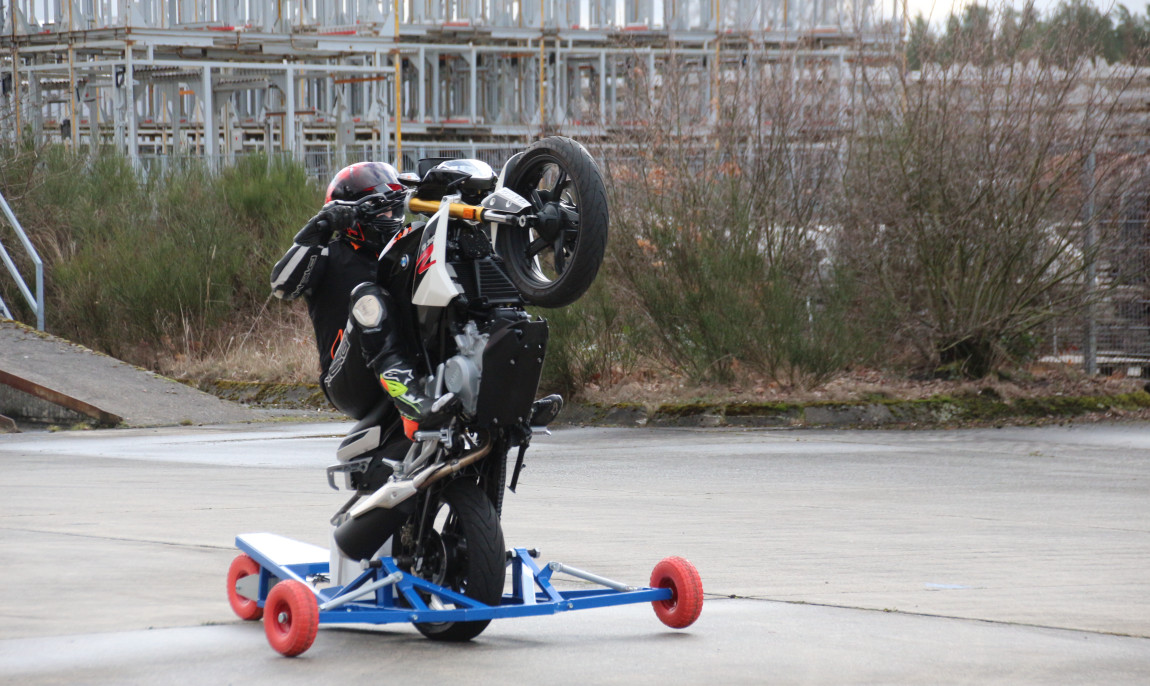 assets/images/activities/wesendorf-motorrad-wheelie-training/IMG_3540-2-1150x686x90.jpg