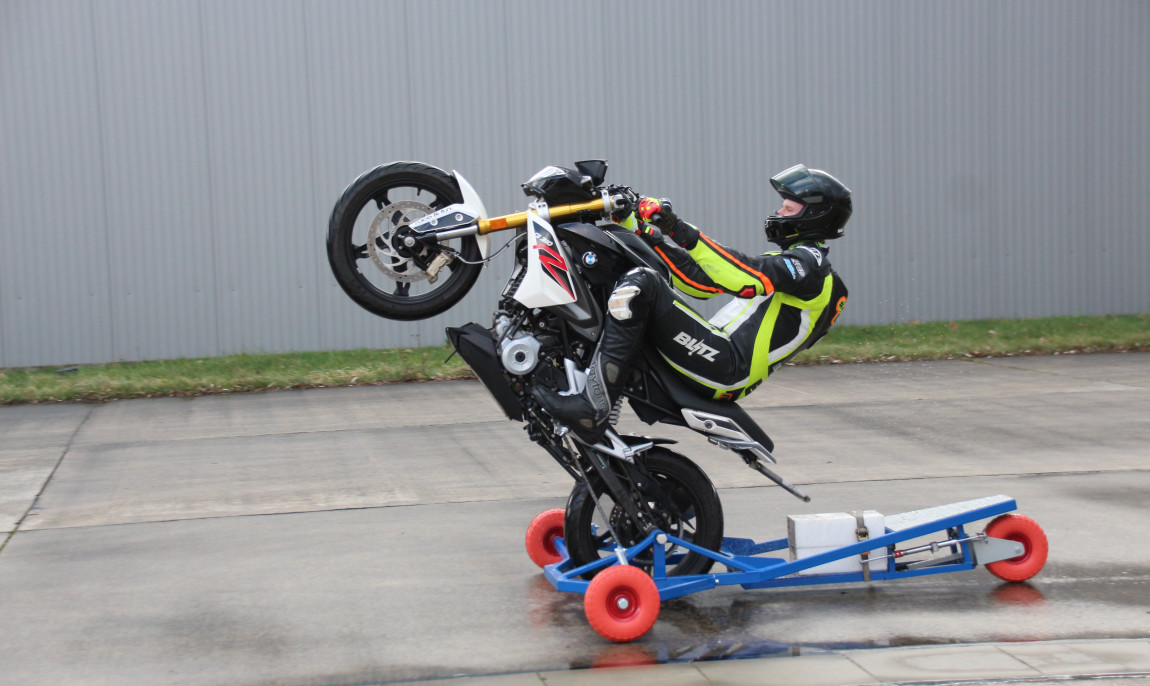 assets/images/activities/wesendorf-motorrad-wheelie-training/IMG_4102-2-1150x686x90.jpg
