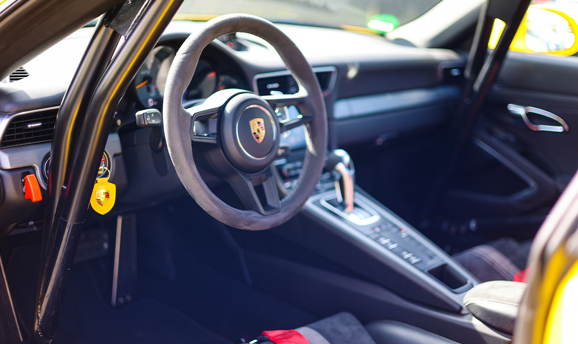 assets/images/activities/zandvoort-2-runden-porsche-gt3-mr-selber-fahren/Porsche%20GT3-4-1150x686x90.jpg