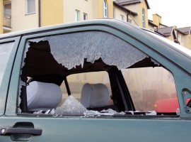 Auto zertrümmern
